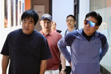 艺术家朱时茂，巩汉林 先⽣担任名誉校长